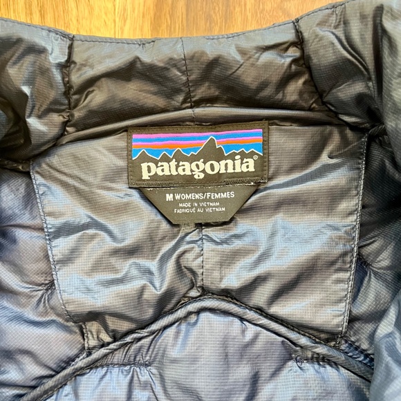 Patagonia W's Micro Puff Jacket, Medium, Classic Navy (CNY) - Picture 3 of 6